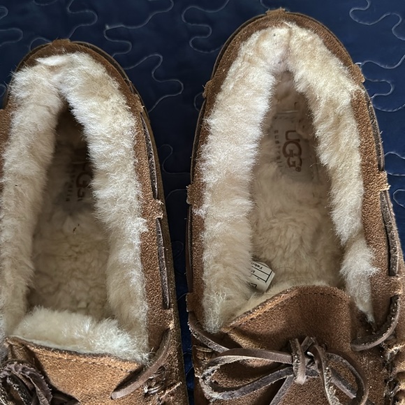 Ugg slippers size 6 - Picture 2 of 8